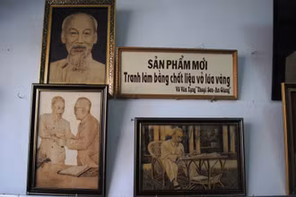 Những bức tranh làm từ vỏ trấu, lá thốt nốt.