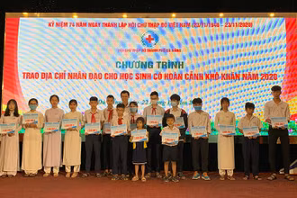 Đại diện Ủy ban Mặt trận Tổ quốc Việt Nam TP Đà Nẵng trao phần hỗ trợ cho 156 học sinh có hoàn cảnh khó khăn.