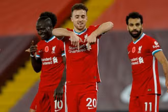 Tân binh Jota (giữa) tỏa sáng, ghi bàn quyết định giúp Liverpool thắng West Ham 2-1.