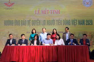 Sở Công thương Hà Nội cùng các doanh nghiệp ký cam kết bảo vệ quyền lợi người tiêu dùng.