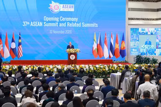 Thủ tướng Chính phủ Nguyễn Xuân Phúc phát biểu khai mạc Hội nghị Cấp cao ASEAN lần thứ 37 và các Hội nghị Cấp cao liên quan giữa ASEAN với các Đối tác. (Ảnh: DUY LINH)