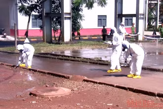 Lực lượng Viện Nghiên cứu hạt nhân kiểm tra mức độ ô nhiễm phóng xạ.