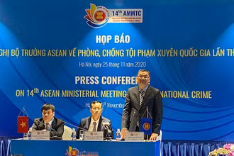 Lãnh đạo Bộ Công an trả lời một số câu hỏi của phóng viên các cơ quan thông tấn báo chí. (Ảnh: LÊ TÚ)