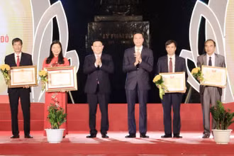 Bí thư Thành ủy TP Hà Nội Vương Đình Huệ và Phó Chủ tịch Ủy ban T.Ư MTTQ Việt Nam Phùng Khánh Tài trao Bằng khen của Thủ tướng Chính phủ, Bằng khen của Ủy ban T.Ư MTTQ Việt Nam cho các cá nhân có thành tích xuất sắc.