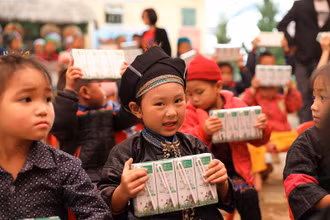 Nhờ Quỹ sữa Vươn cao Việt Nam, em Hường và các bạn của em tại Trường mầm non Thu Tà sẽ được uống sữa đều đặn mỗi ngày đến lớp.