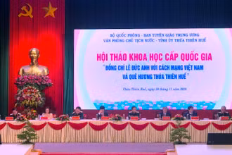 Đoàn Chủ tịch chủ trì hội thảo.