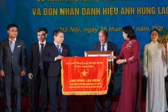 Phó Chủ tịch nước Đặng Thị Ngọc Thịnh trao danh hiệu Anh hùng lao động cho Trường THPT chuyên Khoa học Tự nhiên, ngày 27-11