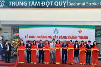 Các đại biểu cắt băng khai trương, chính thức đưa Trung tâm Đột quỵ vào hoạt động.