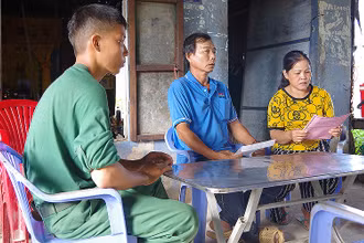 Bà Danh Thị Bé Tư (áo vàng), mẹ quân nhân Huỳnh Thanh Hiếu (Trung đoàn 20, Sư đoàn 330, Quân khu 9) đọc thư của đơn vị gửi trong thời gian con mình được nghỉ phép.
