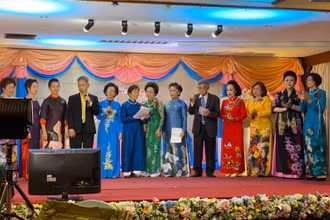 Các thầy, cô giáo được tôn vinh tại buổi lễ.