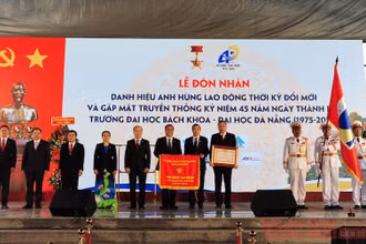 Trường ĐH Bách Khoa - ĐH Đà Nẵng đón nhận Danh hiệu Anh hùng lao động thời kỳ đổi mới. 