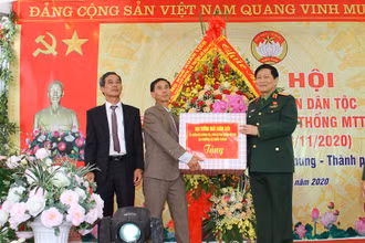 Đại tướng Ngô Xuân Lịch, Ủy viên Bộ Chính trị Phó Bí thư Quân ủy Trung ương, Bộ trưởng Bộ Quốc phòng tặng hoa và quà cho cán bộ, nhân dân xã Liêm Chung và thôn 6.