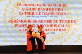 PGS, TS Nguyễn Ngọc Vũ, Giám đốc ĐH Đà Nẵng trao bằng phong tặng Danh hiệu “Giáo sư Danh dự” cho GS, TSKH Lê Thành Nhân.
