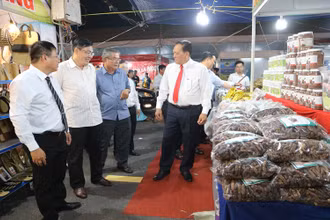 Tham quan các gian hàng tại hội chợ.