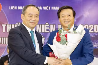 Tân Phó Chủ tịch VFF Lê Văn Thành (bên phải). (Nguồn: VFF)