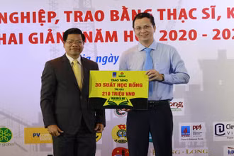 Lễ trao tặng học bổng dành cho sinh viên Đại học Dầu khí Việt Nam.