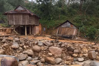 Hiện trạng lũ quét tại khu dân cư Mang Rin, ở thôn Mang He, huyện miền núi Sơn Tây (Quảng Ngãi).