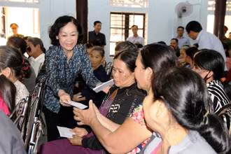 Đồng chí Trương Thị Mai tặng quà, chia sẻ khó khăn với người dân phường Hương Văn, Hương Vân (thị xã Hương Trà).