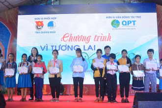 Trao học bổng “Vì tương lai xanh” với sổ tiết kiệm trị giá 10 triệu đồng cho học sinh có hoàn cảnh đặc biệt khó khăn, vượt khó học giỏi. 