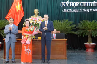 Lãnh đạo Tỉnh ủy và HĐND tỉnh Phú Yên tặng hoa chúc mừng đồng chí Cao Thị Hòa An, Phó Bí thư Thường trực Tỉnh ủy được bầu giữ chức Chủ tịch HĐND tỉnh Phú Yên. 