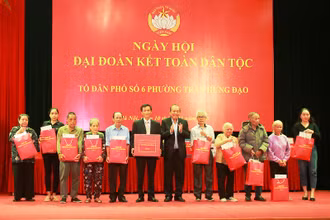 Phó Thủ tướng Thường trực Trương Hòa Bình trao quà cho nhân dân Tổ dân phố số 6.