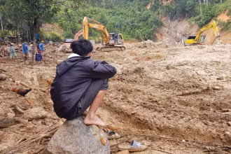 Lực lượng chức năng tiếp tục tìm kiếm ở khu vực ven bờ sông Leng.