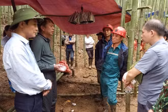 Các đồng chí Thường trực UBND tỉnh Cao Bằng kiểm tra, chỉ đạo công tác tìm kiếm, cứu nạn tại hiện trường.