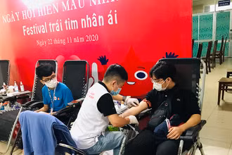 Các tình nguyện viên tham gia hiến máu tại Hà Nội. Ảnh: Minh Thúy