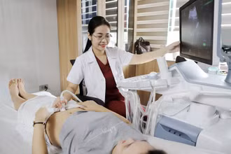 TS, BS Đinh Thúy Linh, Phó giám đốc Trung tâm Sàng lọc, chẩn đoán trước sinh và sơ sinh thăm khám cho thai phụ