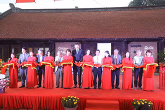 Cắt băng khai mạc trưng bày “Chu Văn An - Thượng tường Sơn Đẩu”.