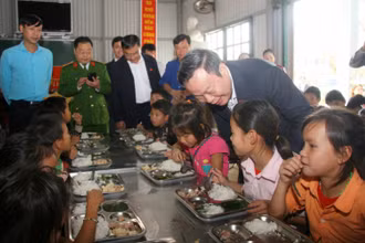 Phó Chủ tịch Quốc hội cùng Đoàn thăm học sinh Trường PTDTBT tiểu học xã Mường Khoa, huyện Tân Uyên.