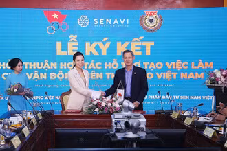 Tổng Thư ký Ủy ban Olympic quốc gia Việt Nam Trần Văn Mạnh ký thỏa thuận hỗ trợ việc làm.