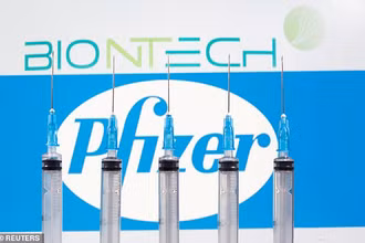 Pfizer đã công bố dữ liệu cho thấy hiệu quả của vaccine Covid-19 đã được nâng từ 90% trong công bố kết quả thử nghiệm lâm sàng sơ bộ lên 95% trong kết quả chính thức. Ảnh: Reuters.