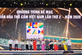 Ban tổ chức trao Bằng khen của Bộ Văn hóa, Thể thao và Du lịch, giấy chứng nhận của Ban tổ chức cho các đơn vị tham gia.