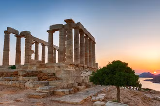 Toàn cảnh ngôi đền thờ Thần Biển Poseidon tại Mũi Sounion, cực Nam của bán đảo Attica được xây dựng vào năm 440 trước CN. 