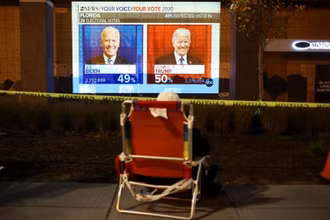 Người dân tại Washington, D.C. theo dõi kết quả kiểm phiếu của bang Florida. (Ảnh: Reuters)