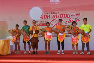 Chạy bộ gây quỹ từ thiện "Ánh dương soi chiếu" tại chùa Tam Chúc, tỉnh Hà Nam.