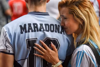 Người hâm mộ bóng đá ở Argentina và Italy vô cùng hoang mang và đau buồn trước cái chết thương tâm của Diego Maradona. (Ảnh: Reuters/Martin Villar)