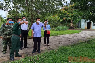 Bí thư Tỉnh uỷ Cà Mau (sơ mi xanh tà ngang) kiểm tra tại Khu cách ly tập trung Trường Dân tộc Nội trú Cà Mau.
