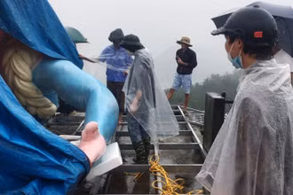 Lực lượng chức năng tháo dỡ phiên bản tượng nữ hoàng băng giá Elsa, tại tổ 4, phường Phan Xi Păng, thị xã Sa Pa. 