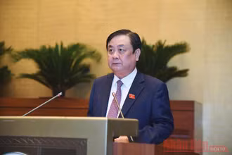 Bộ trưởng Nông nghiệp và Phát triển nông thôn nhiệm kỳ 2016-2021 Lê Minh Hoan, trình bày Tờ trình trước Quốc hội chiều 23/7. Ảnh: QUANG HOÀNG