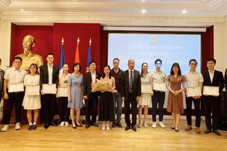 Đại sứ Đinh Toàn Thắng (thứ 7 từ phải sang) và Ban tổ chức chụp ảnh lưu niệm cùng các sinh viên đoạt giải.