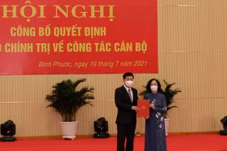 Đồng chí Trương Thị Mai trao quyết định của Bộ Chính trị cho đồng chí Nguyễn Mạnh Cường.