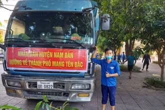 Các xe chở hàng hóa, lương thực từ Nghệ An vào TP Hồ Chí Minh.