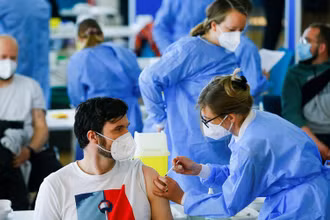 Một địa điểm tiêm vaccine ngừa Covid-19 tại Cologne, Đức. (Ảnh: Reuters)