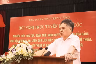 Phó Giáo sư, Tiến sĩ Nguyễn Viết Thông - Tổng Thư ký Hội đồng Lý luận Trung ương trình bày chuyên đề 1.