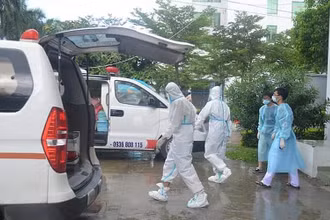 Lực lượng y tế đưa các trường hợp liên quan đến chuyến bay VN 216 xuất phát từ TP Hồ Chí Minh đi cách ly theo dõi. 