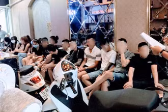 Các khách hàng vẫn tụ tập hát tại cơ sở kinh doanh karaoke, số 289C Văn Cao, phường Đằng Lâm (quận Hải An) bị phát hiện lúc mờ sáng 21/7.