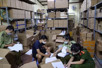 Ập vào kho kiểm tra từ 4 giờ 30 ngày 30/6, đến 5 giờ sáng nay 1/7, chương trình kiểm kê, phân loại và di chuyển hàng hóa về kho của Đội QLTT số 9 mới hoàn tất.