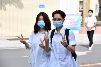 Thí sinh vui mừng ra về sau khi kết thúc môn thi cuối Kỳ thi tốt nghiệp THPT 2021. ẢNH: THUỶ NGUYÊN